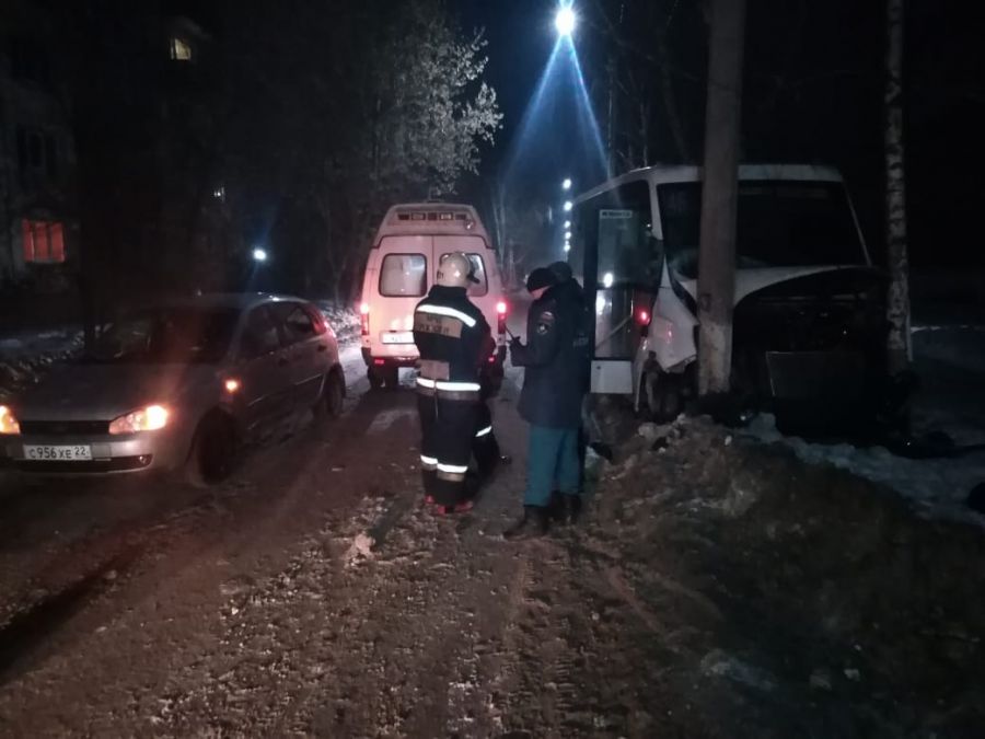 Четыре человека пострадали в ДТП с участием автобуса в Бийске 