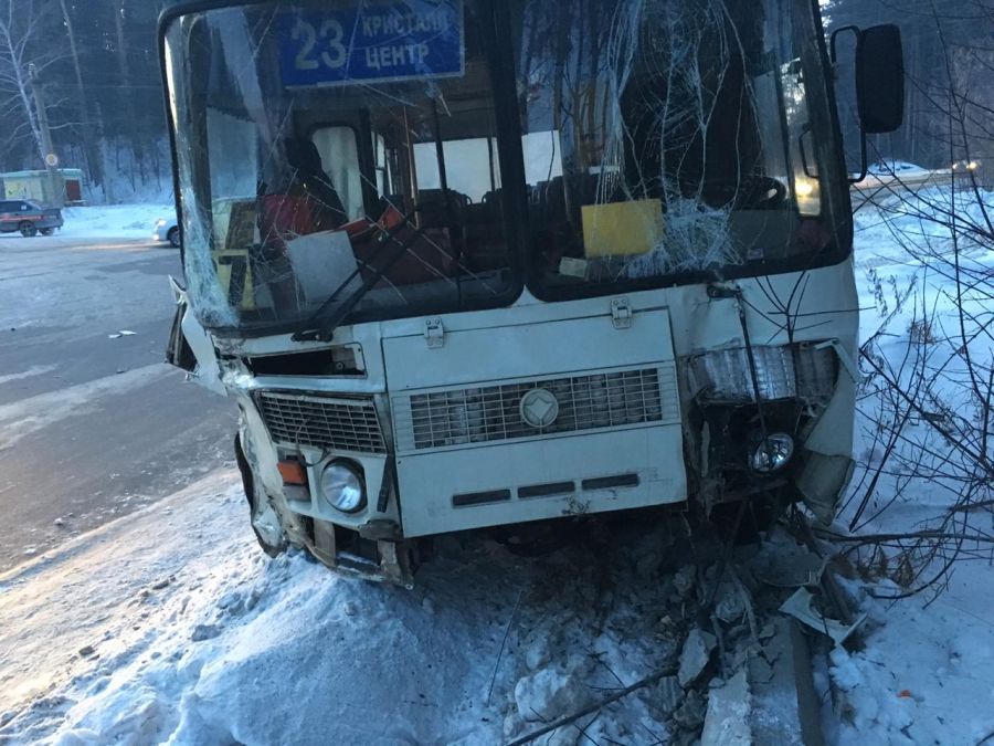 Автобус разбился в ДТП на бийском перекрестке 