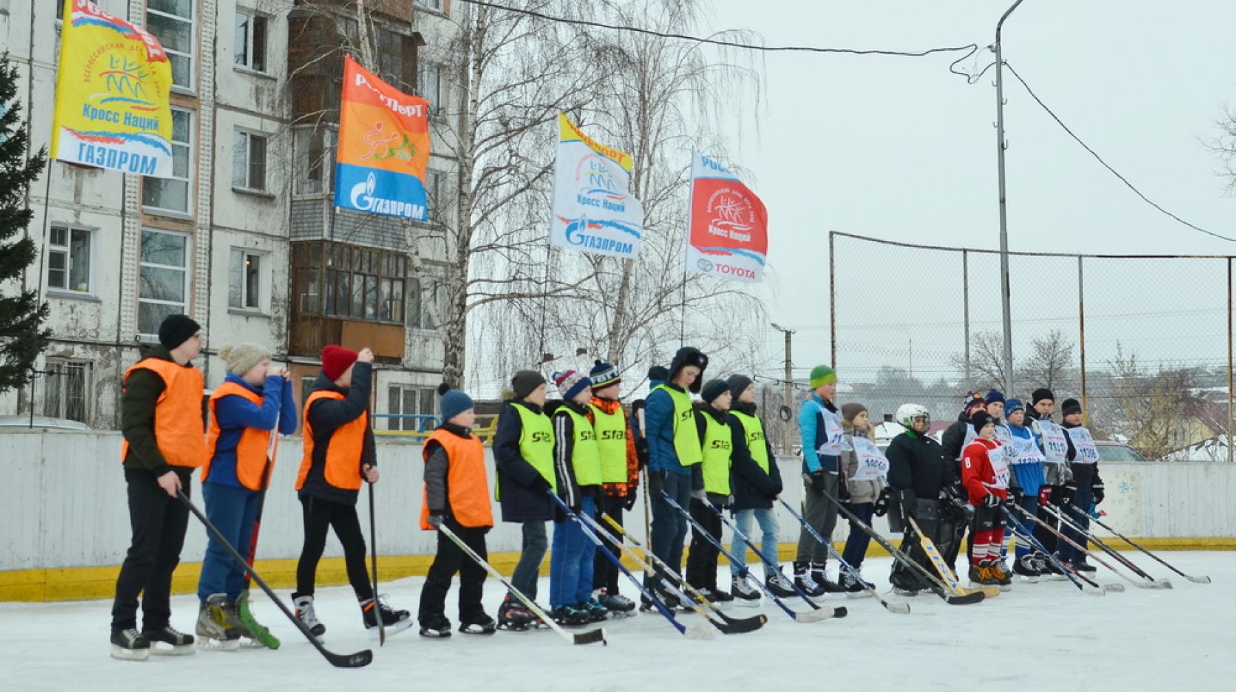 Турнир по хоккею среди дворовых команд прошел в Бийске