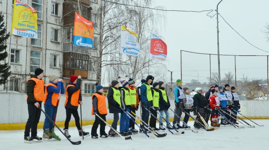 Турнир по хоккею среди дворовых команд прошел в Бийске
