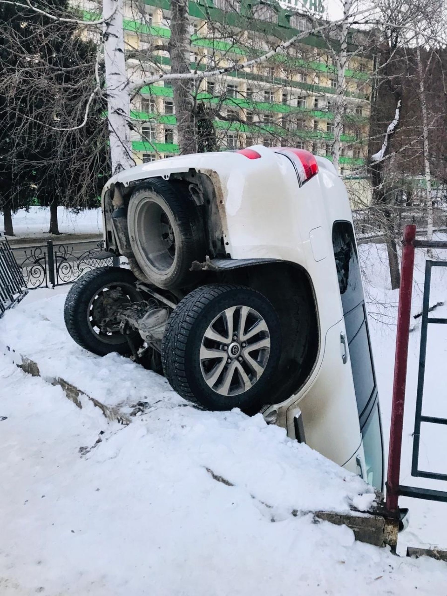 Дорогой джип упал с моста в Белокурихе 