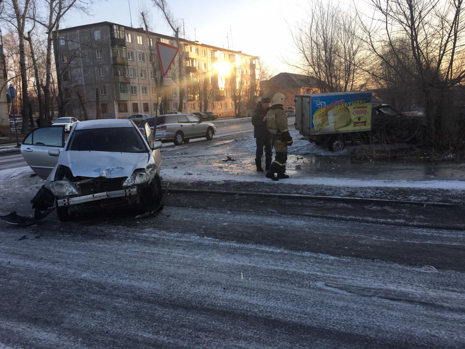 Два автомобиля получили серьезные повреждения при столкновении в Бийске 