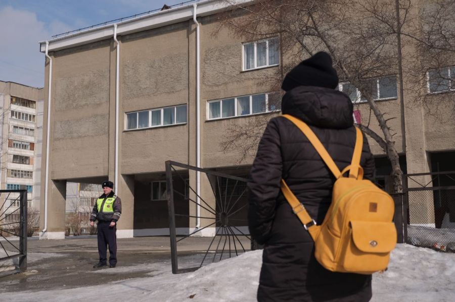 Здание «заминировано»: в Бийске опять эвакуируют школы