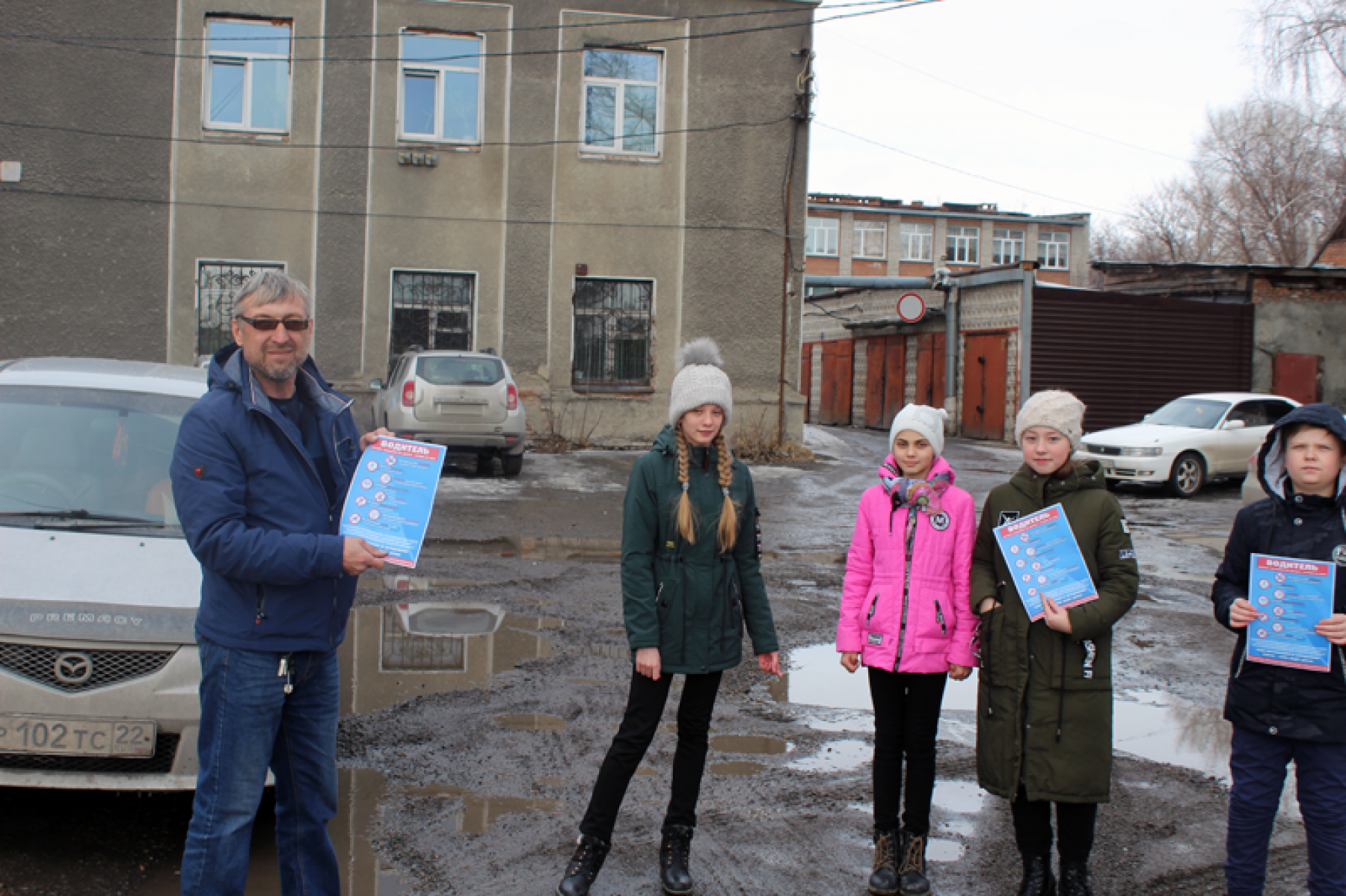 Листовки, сделанные детьми, раздали бийским водителям и пешеходам 