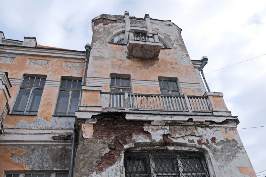 Крыша Ассановского особняка начала принимать исторические цвета