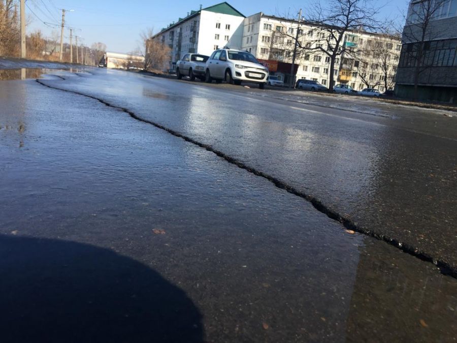 Не в целости и сохранности: новый асфальт на улице Мухачева пошел трещинами 