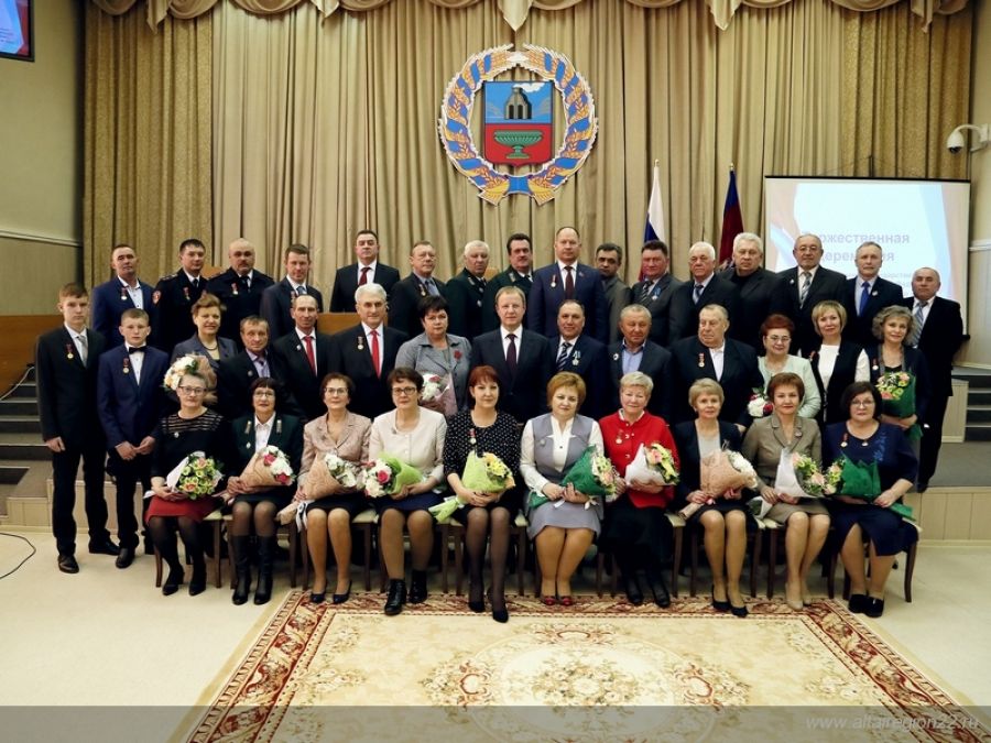 Губернатор Виктор Томенко вручил награды жителям Алтайского края 