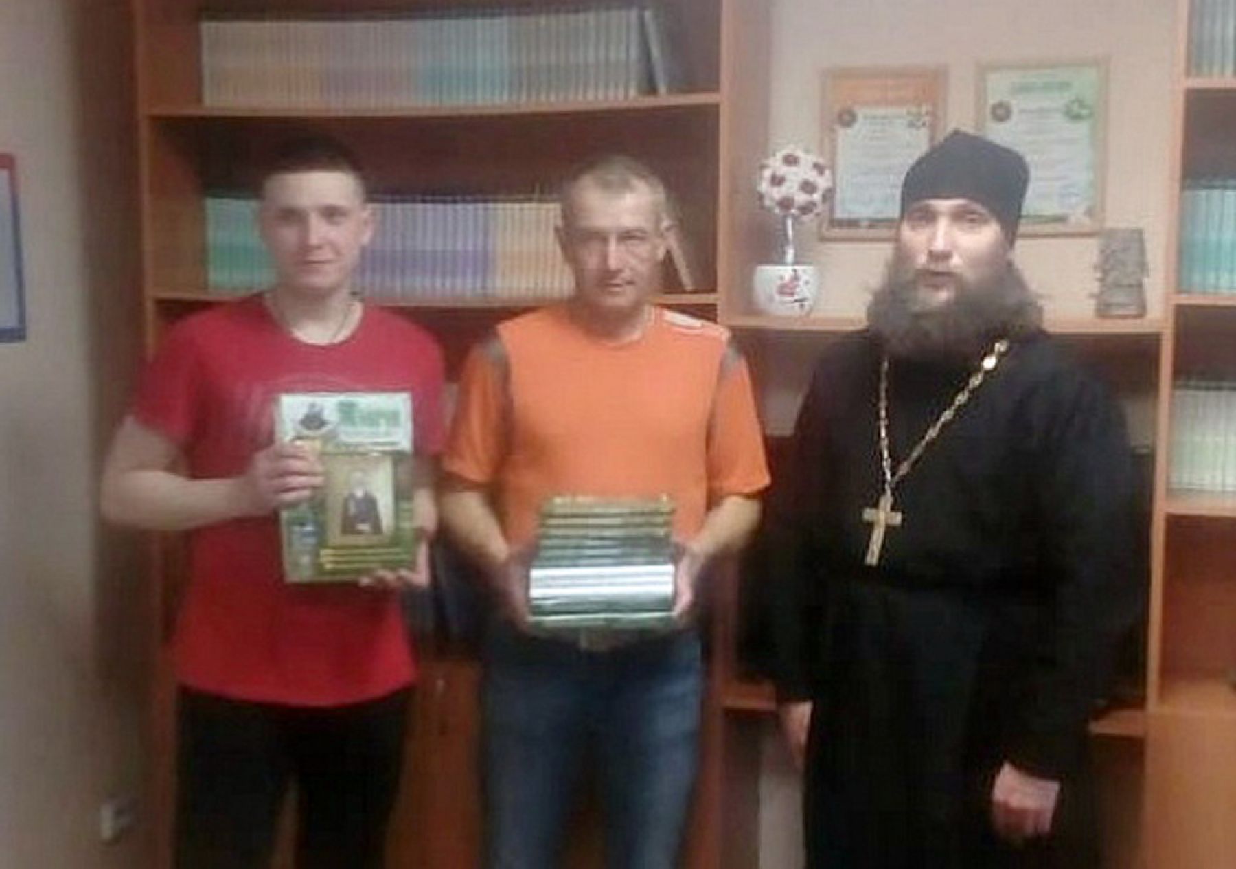 Православную литературу передали осужденным исправительного центра
