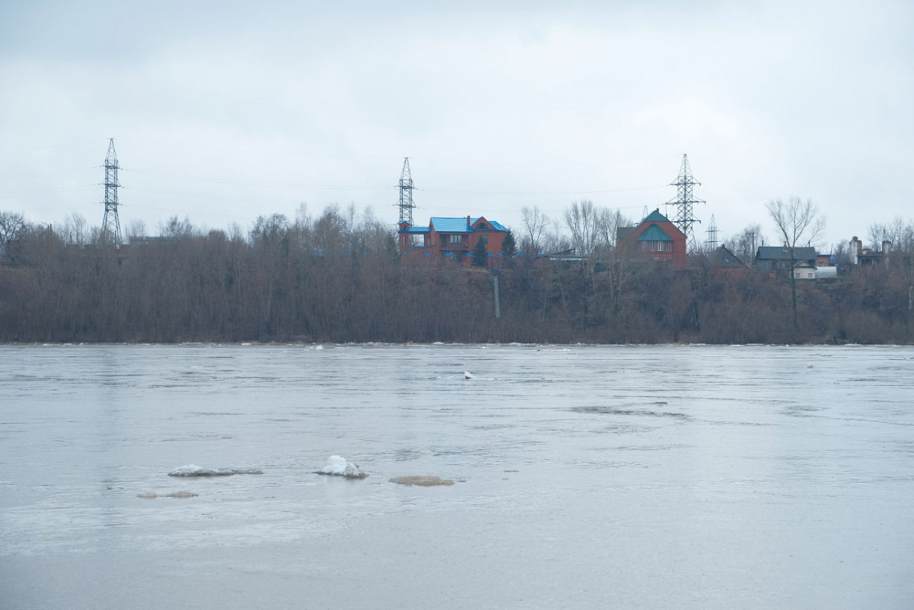 Ледоход идет на Бии и Оби