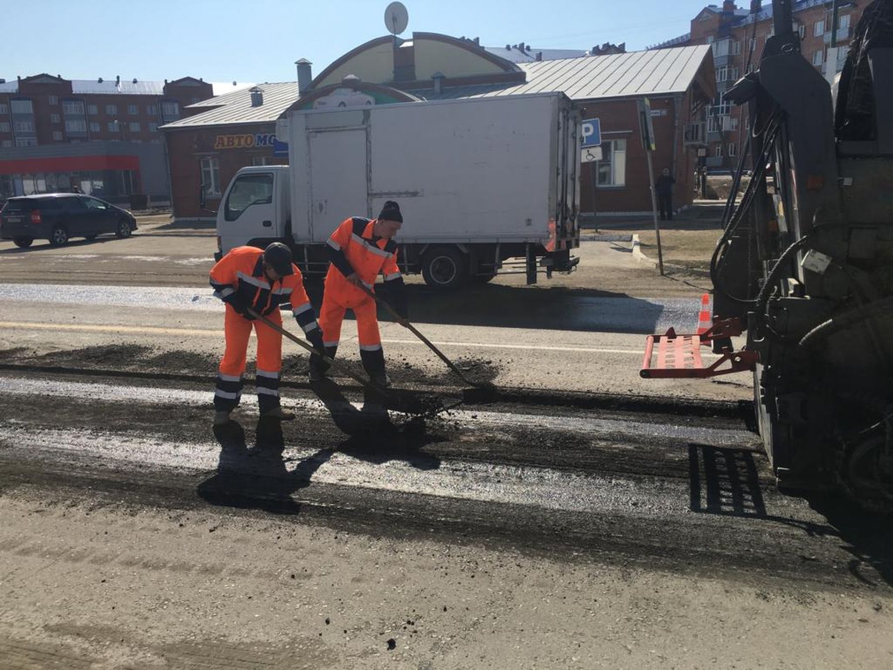 Раньше срока в Бийске начался ямочный ремонт дорог 