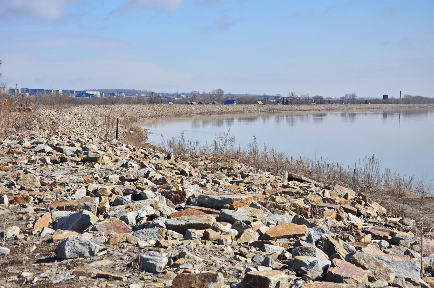 Службы реагирования готовятся защитить бийскую дамбу от дождей
