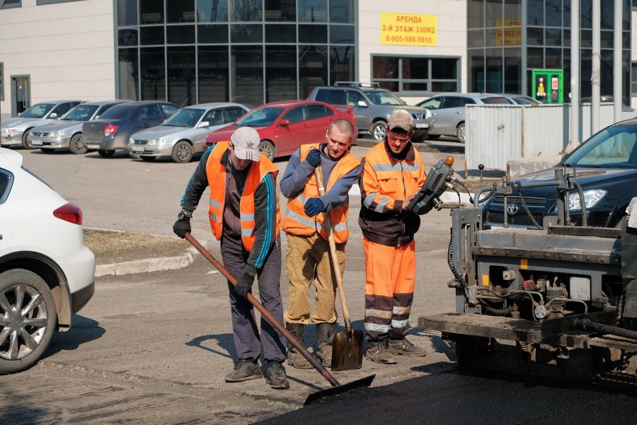Бийские дорожники ведут ремонт улице Социалистической 