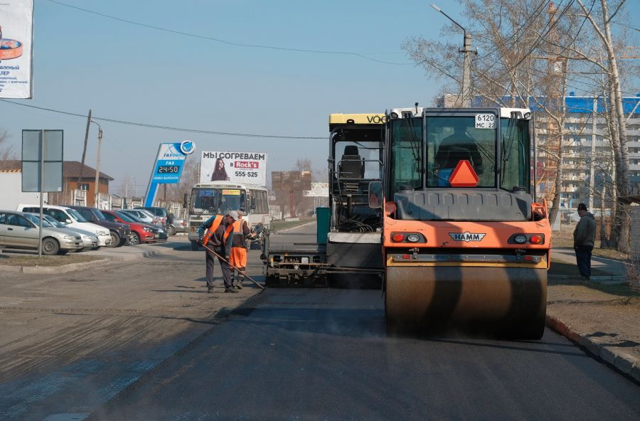 Бийские дорожники ведут ремонт улице Социалистической 