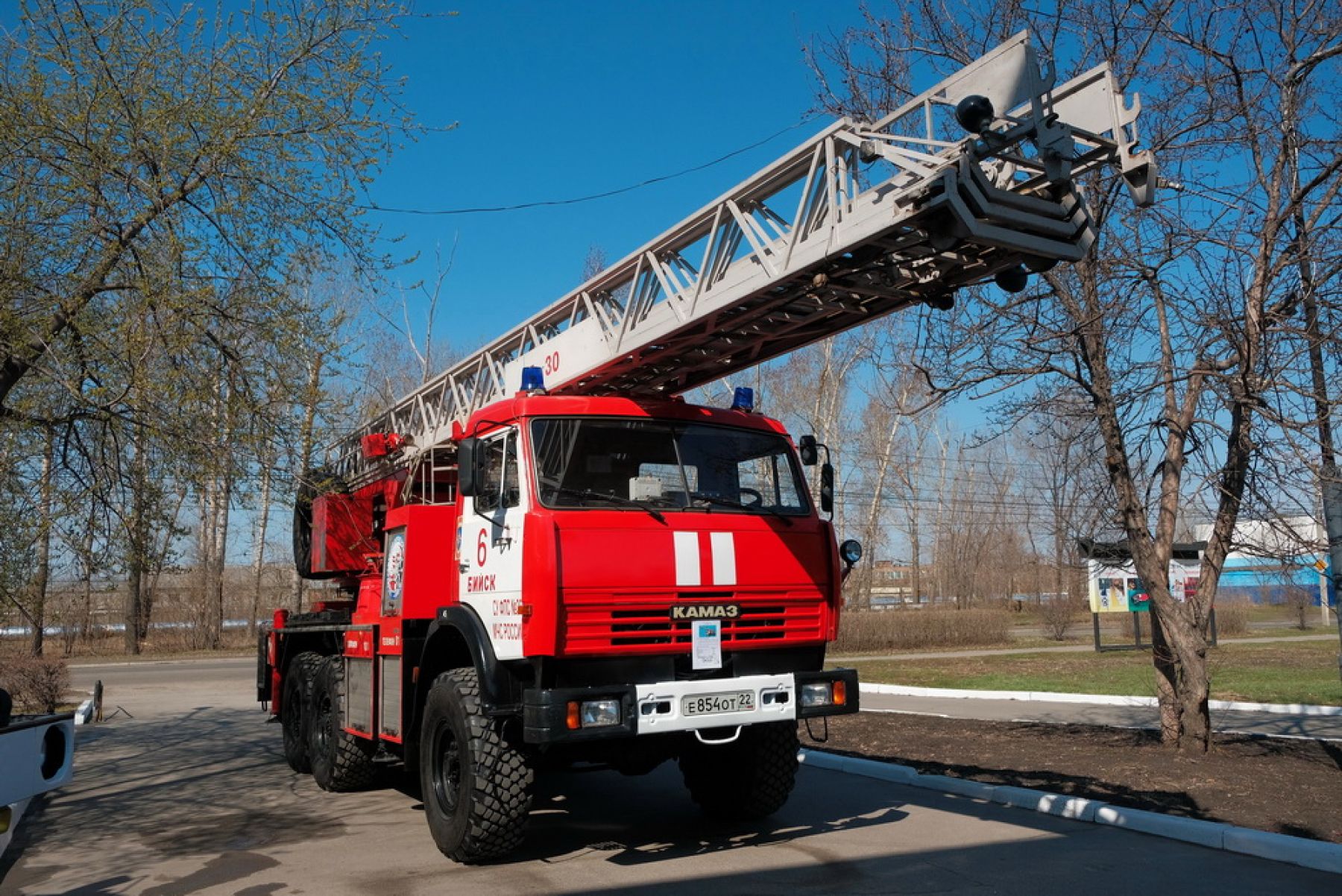 Боевая подготовка: бийские пожарные отмечают профессиональный праздник