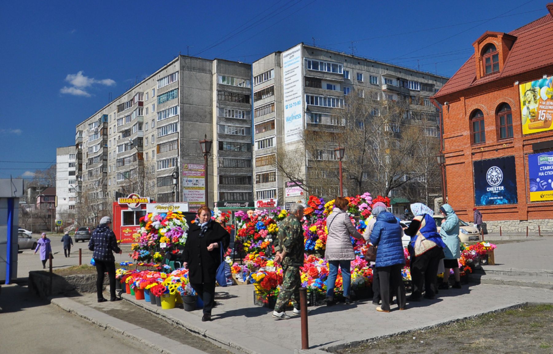 Бийчане не находят предосудительным продажу искусственных цветов на улицах