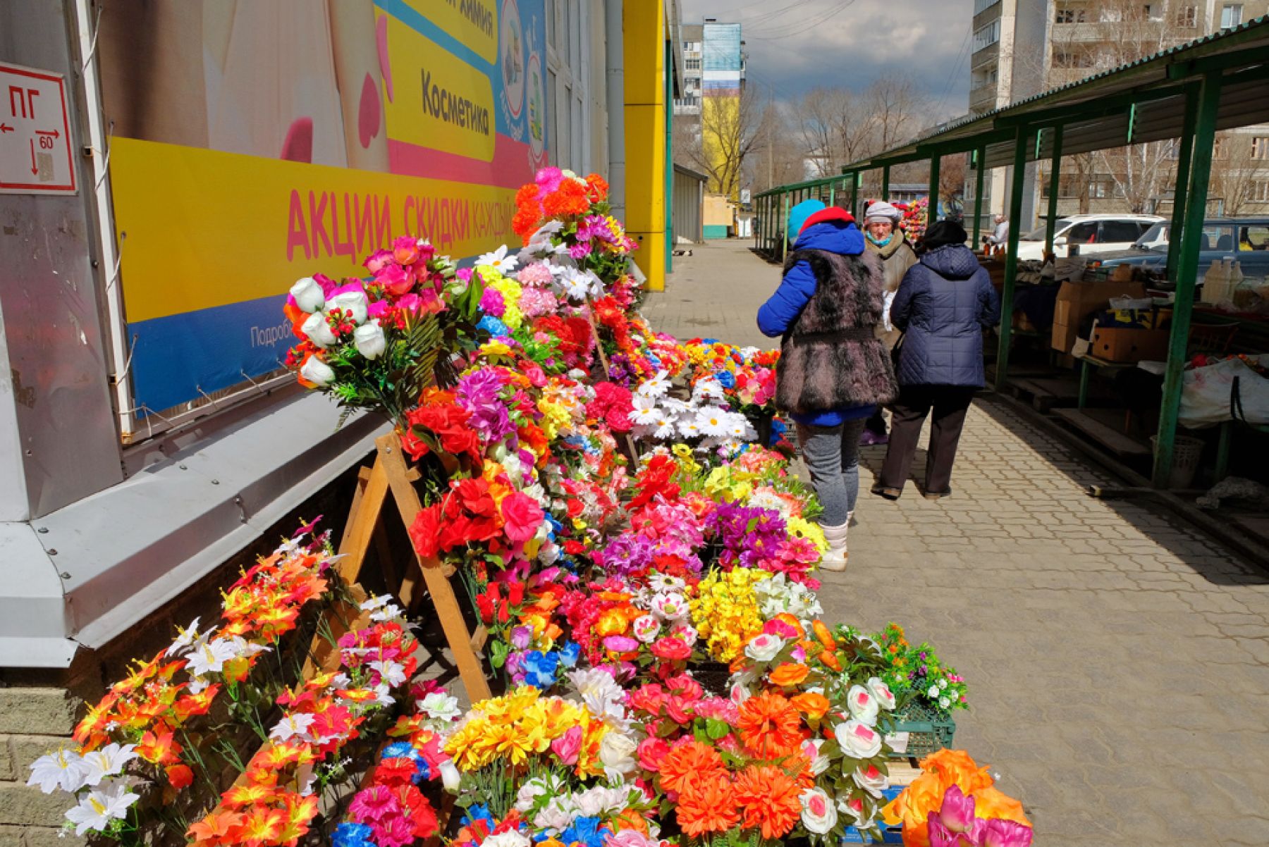 Бийчане не находят предосудительным продажу искусственных цветов на улицах