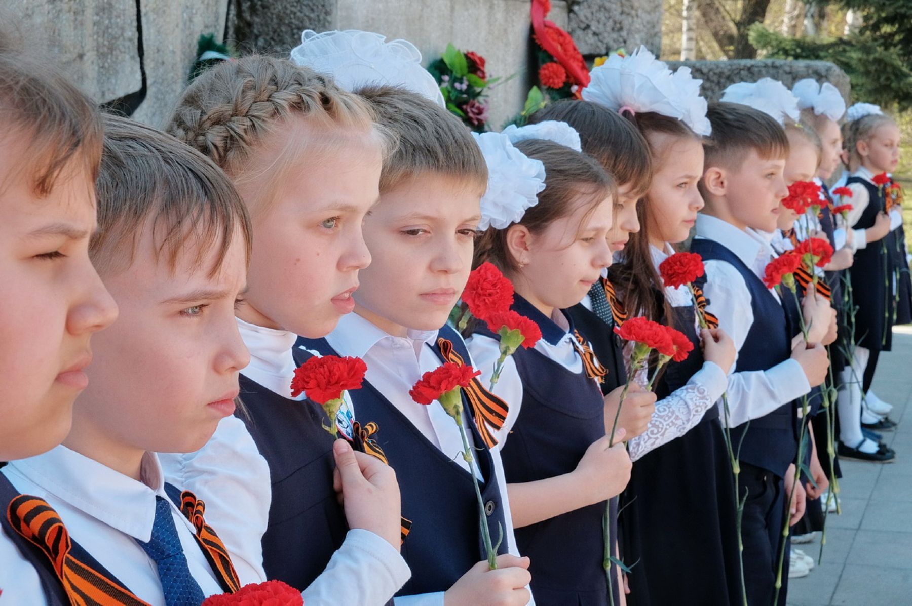 Накануне Дня Победы уроки истории проходят у Вечного огня 