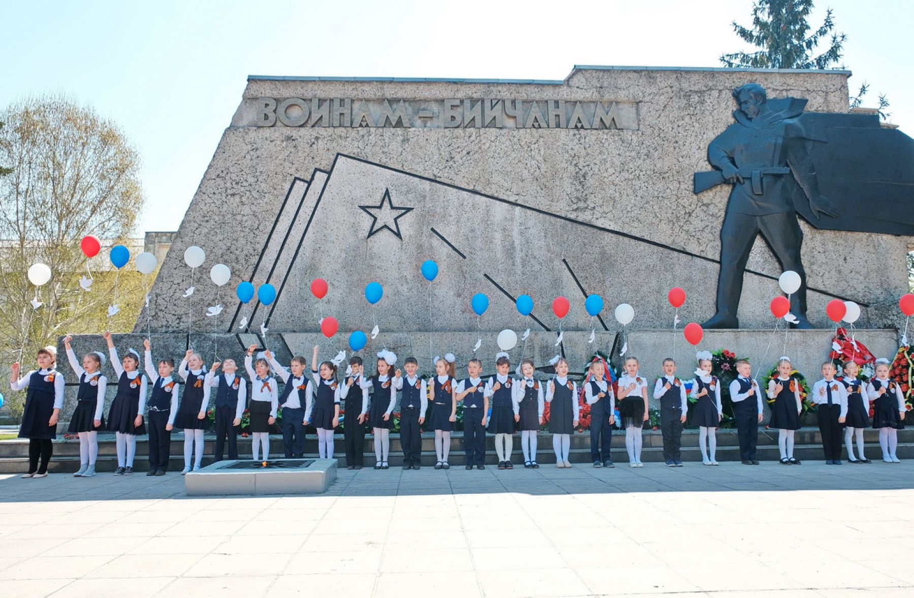 Накануне Дня Победы уроки истории проходят у Вечного огня 