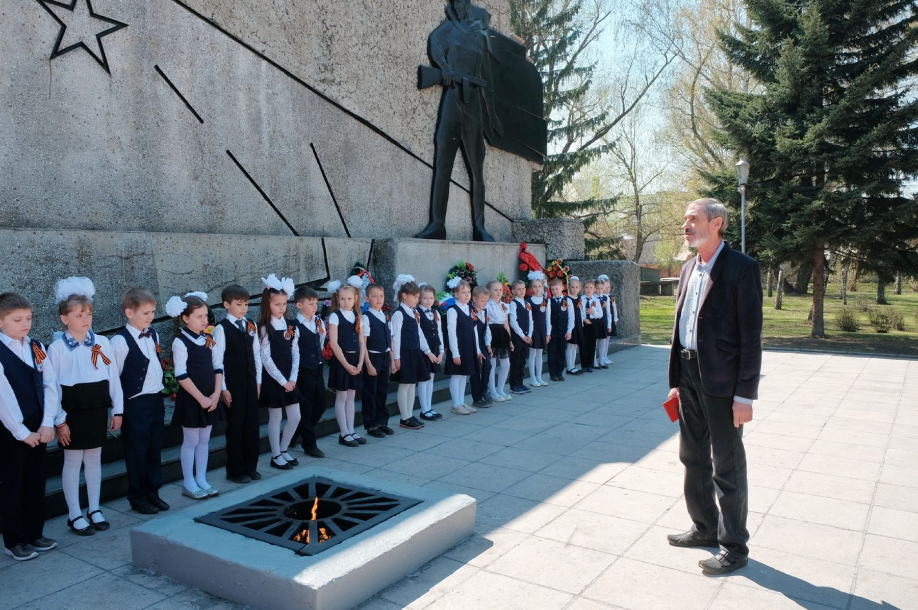 Накануне Дня Победы уроки истории проходят у Вечного огня 