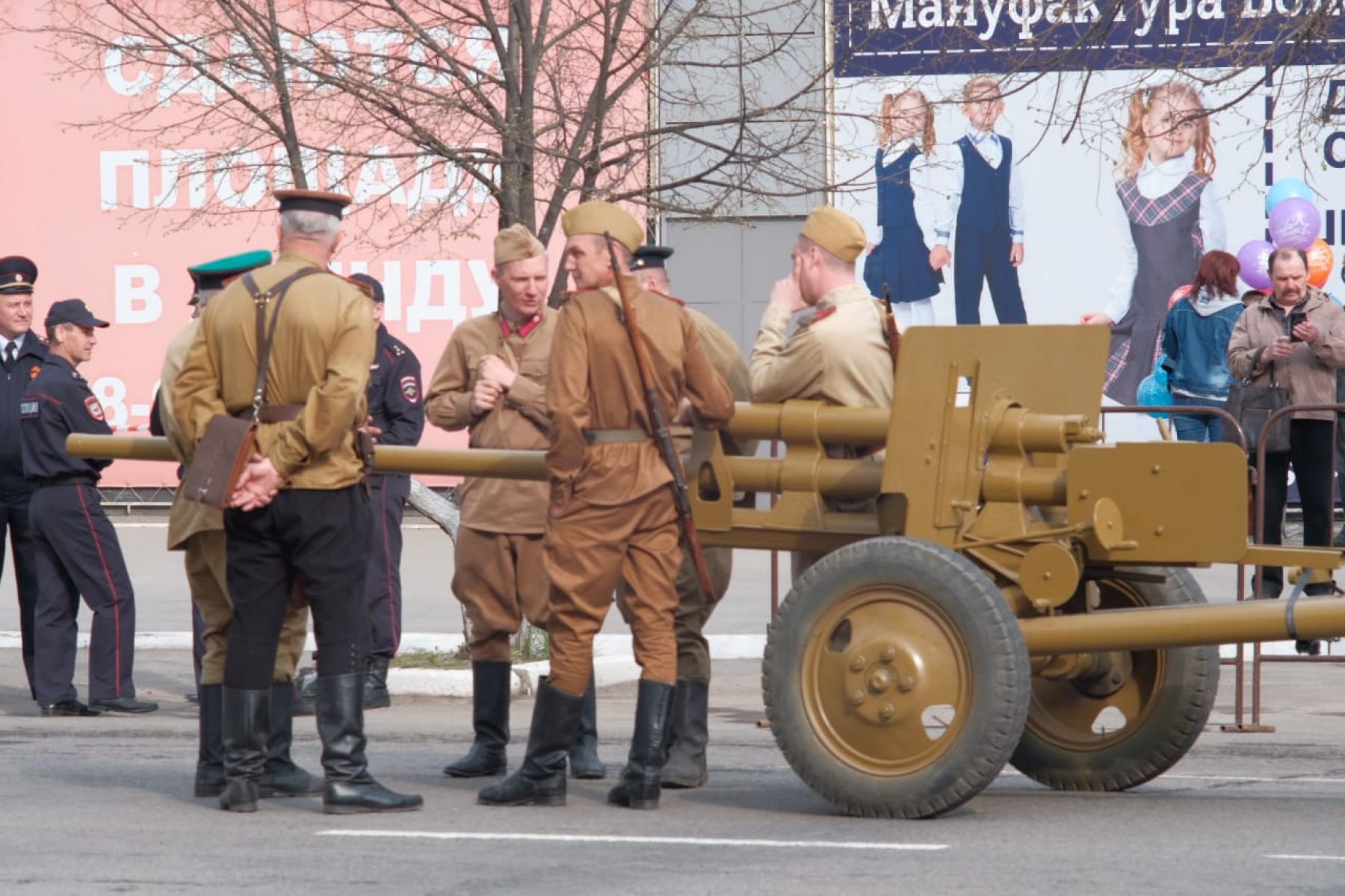 Бийчане начали собираться на бульваре еще задолго до начала парада 