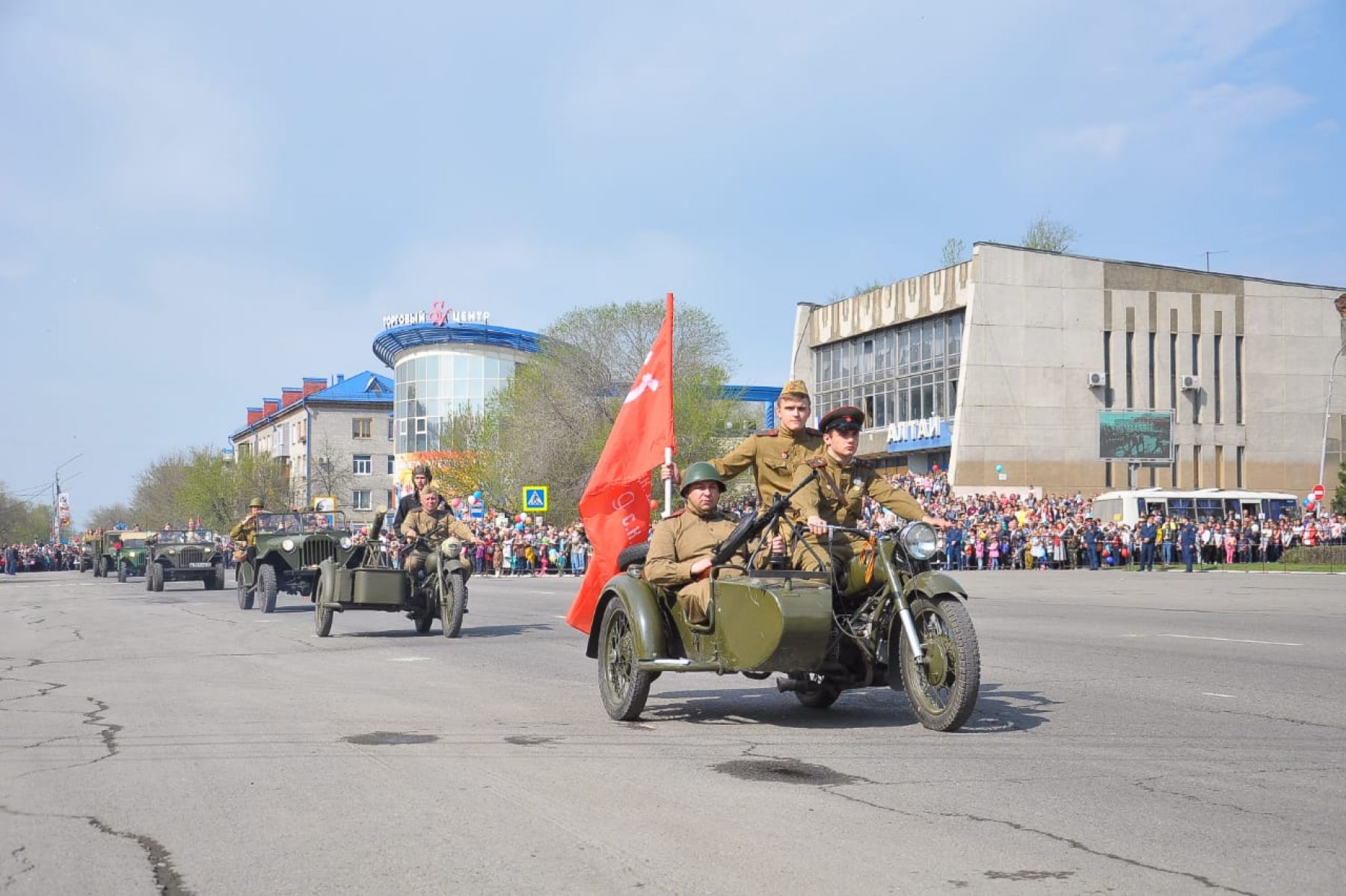 Военная техника военно-исторических клубов вышла на площадь