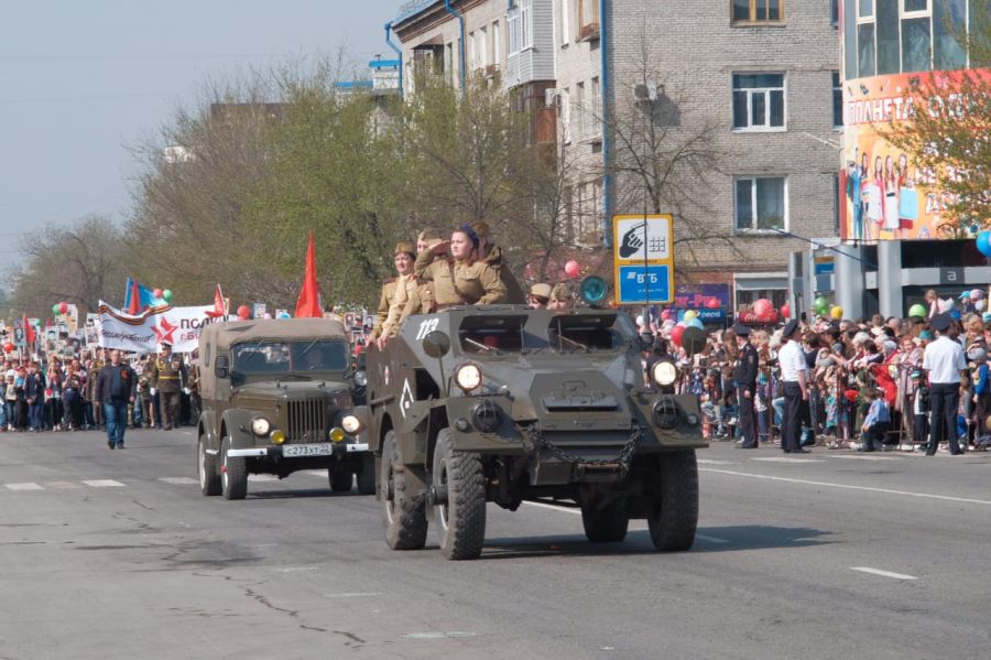В Бийске продолжается парад в честь Дня Победы
