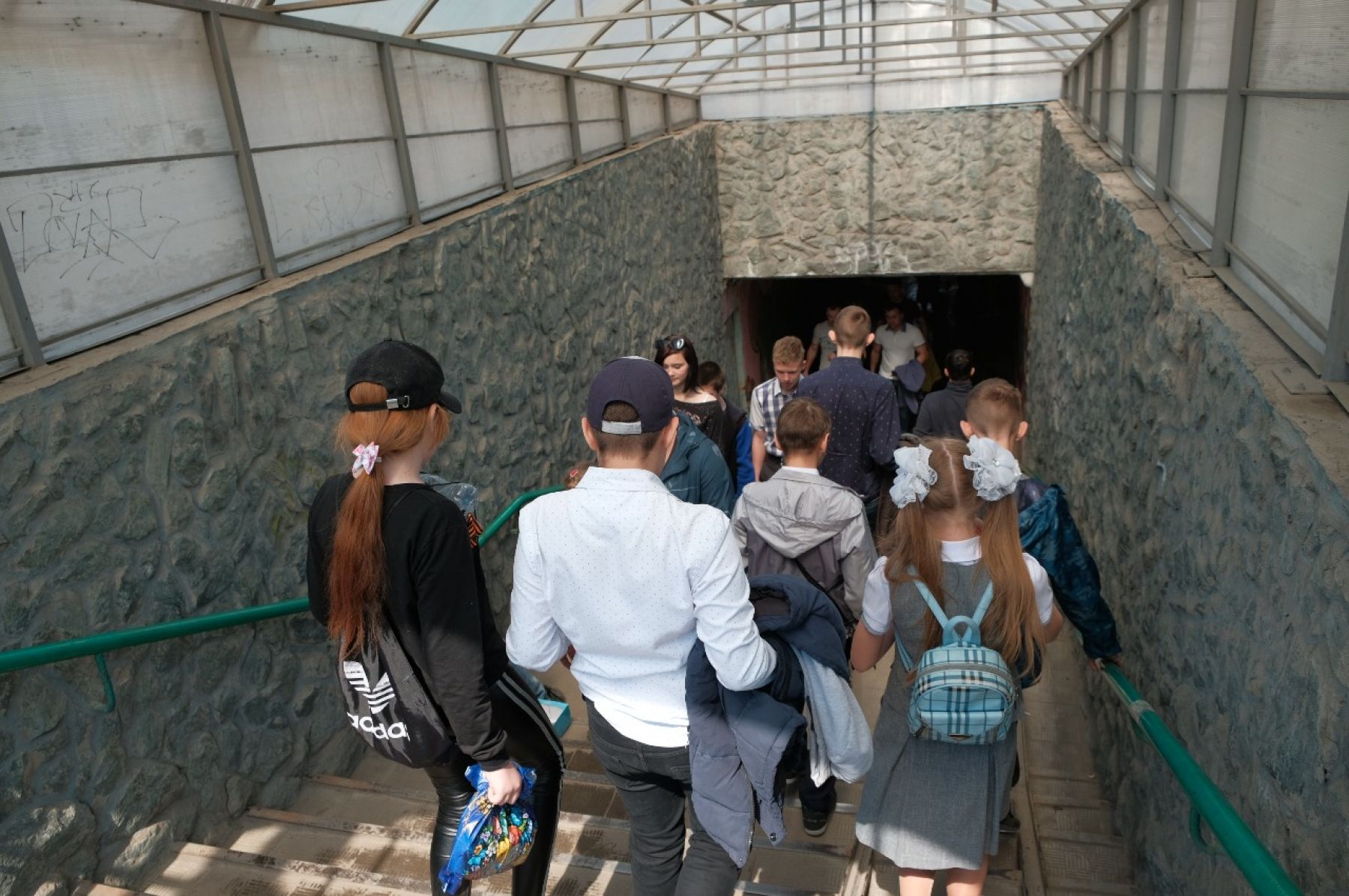 Подземный переход на Коммунарском не привели в порядок даже к празднику 