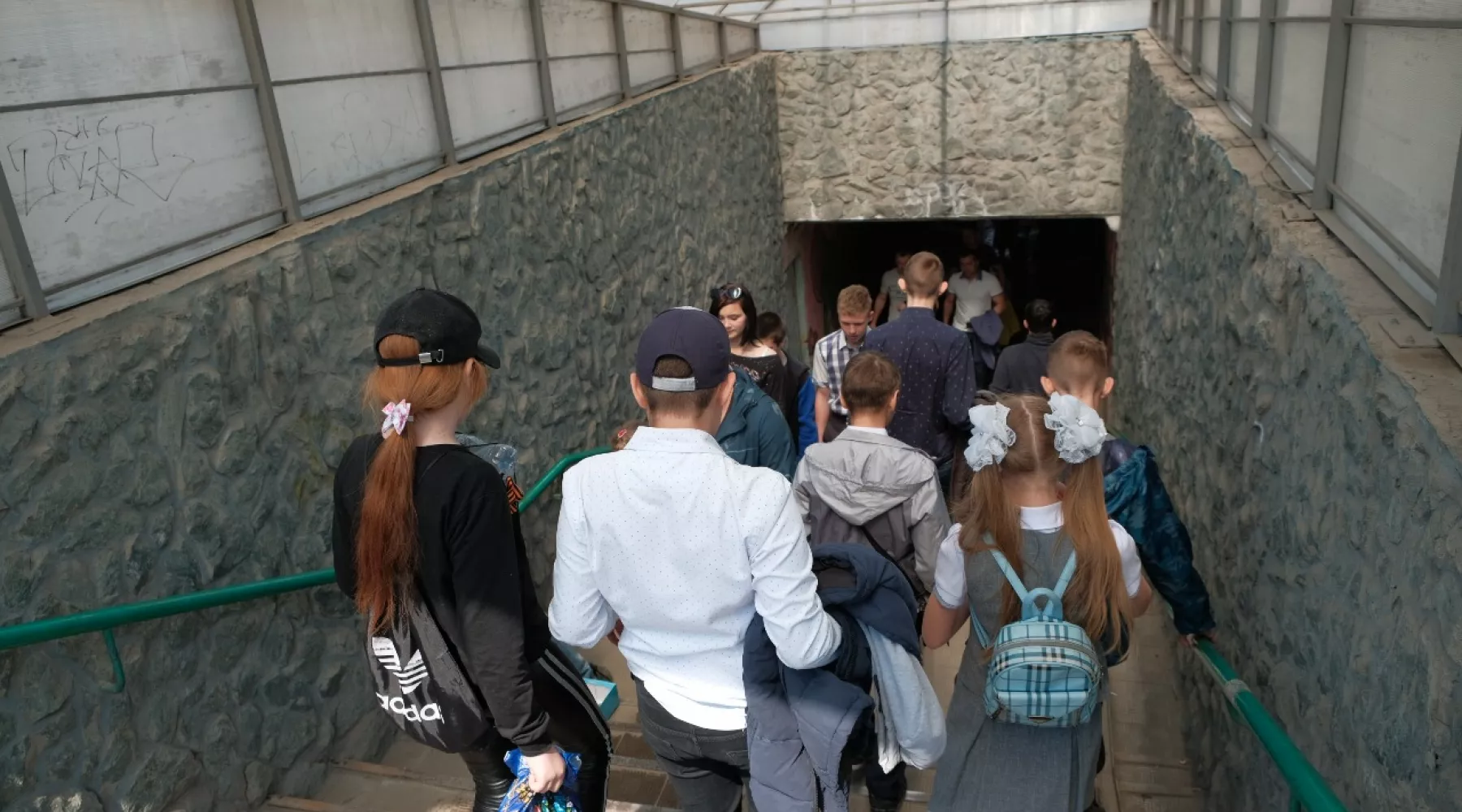 Подземный переход на Коммунарском не привели в порядок даже к празднику 