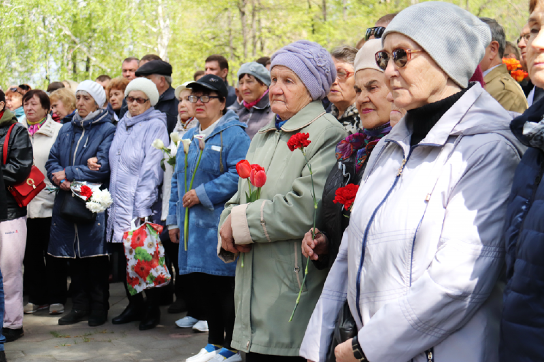 Стелу в честь погибших работников открыли на Бийском олеумном заводе 