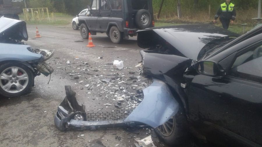ДТП с пострадавшими: два автомобиля столкнулись лоб в лоб в Бийске