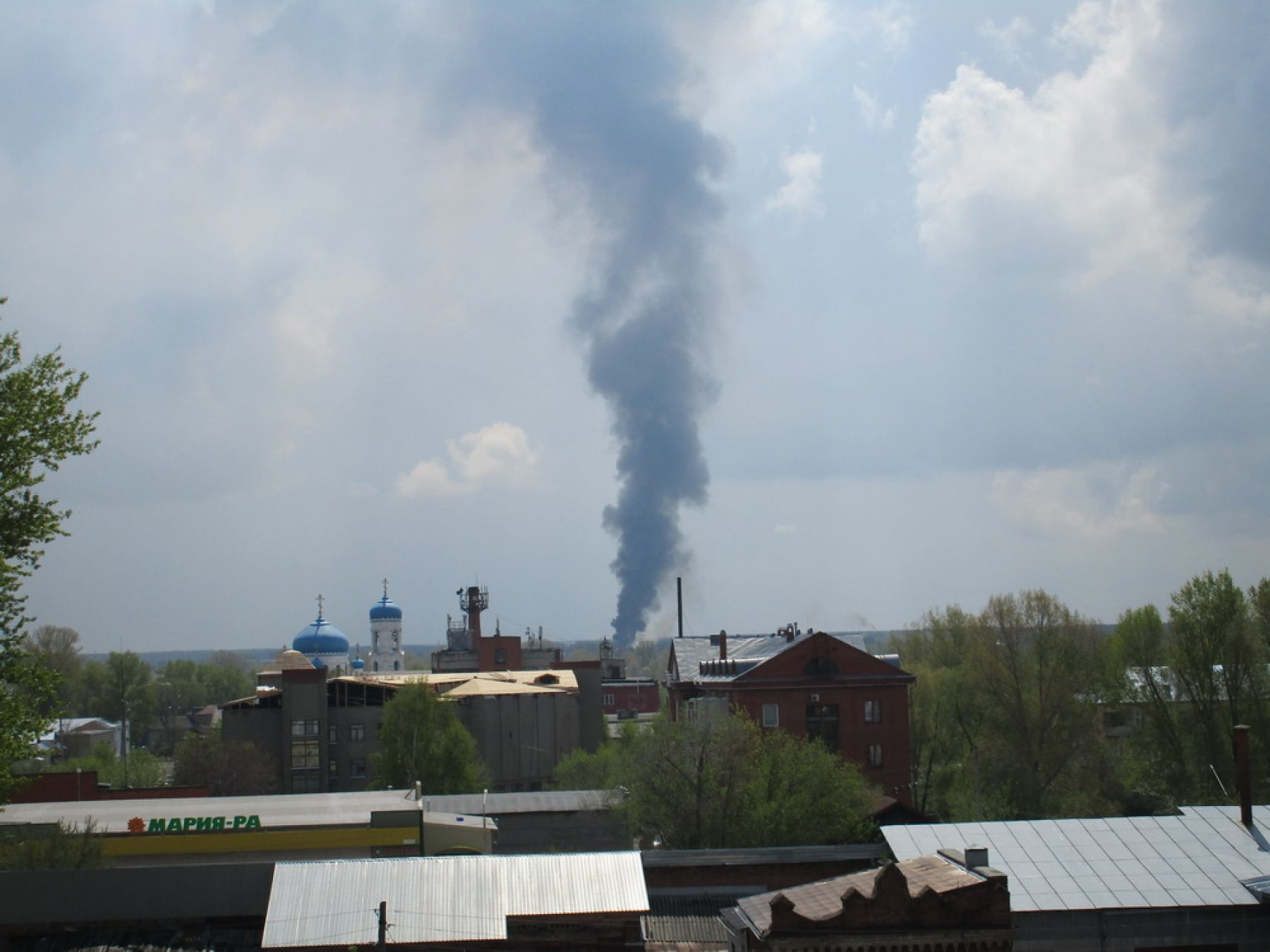 Сильный пожар полыхает сейчас в Заречье