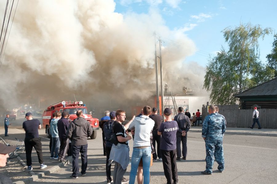 Пожар произошел в Бийске в районе Центрального рынка 