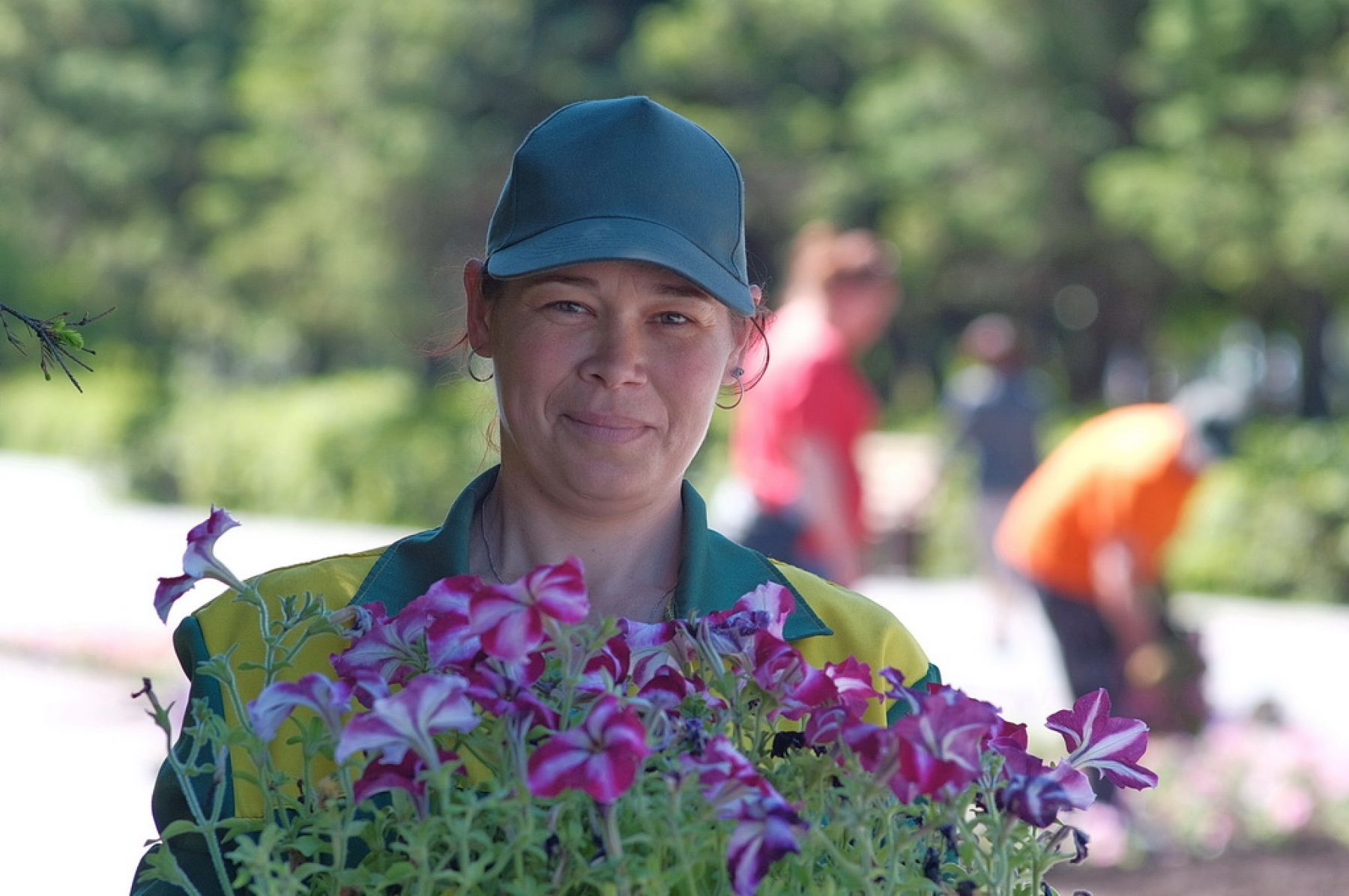 Коммунальщики приступили к озеленению городских территорий 