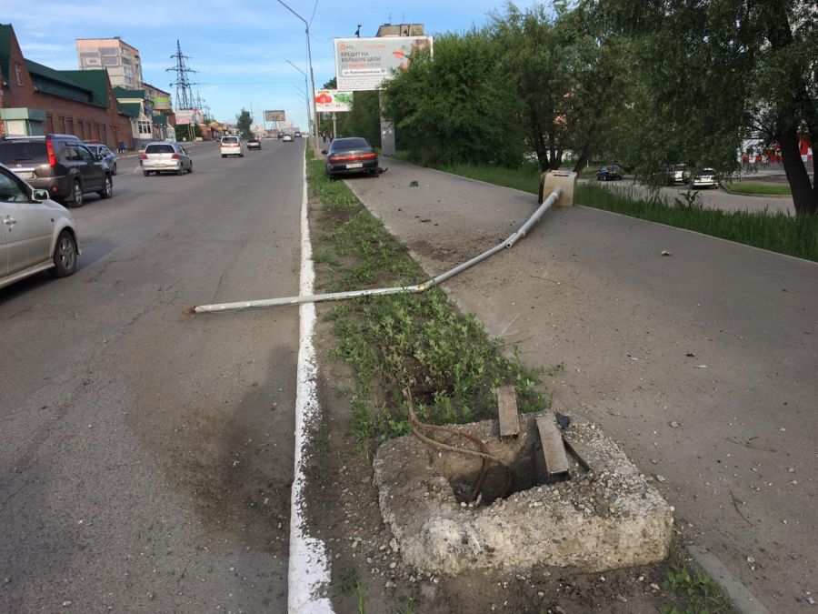 Водитель на иномарке снес столб на улице Советской в Бийске 