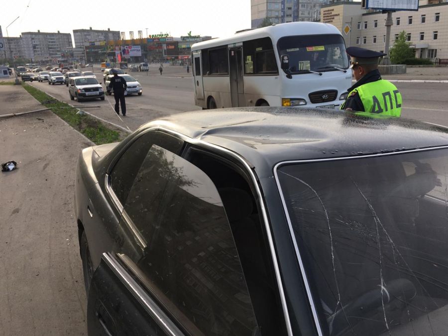 Водитель на иномарке снес столб на улице Советской в Бийске 