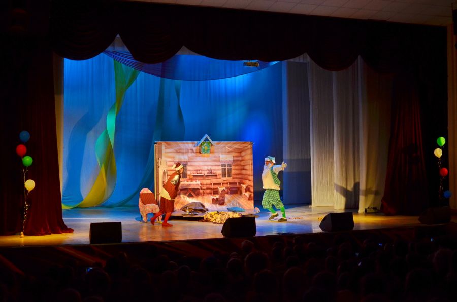 Необычный интерактивный спектакль показали детям 1 июня в Бийске 