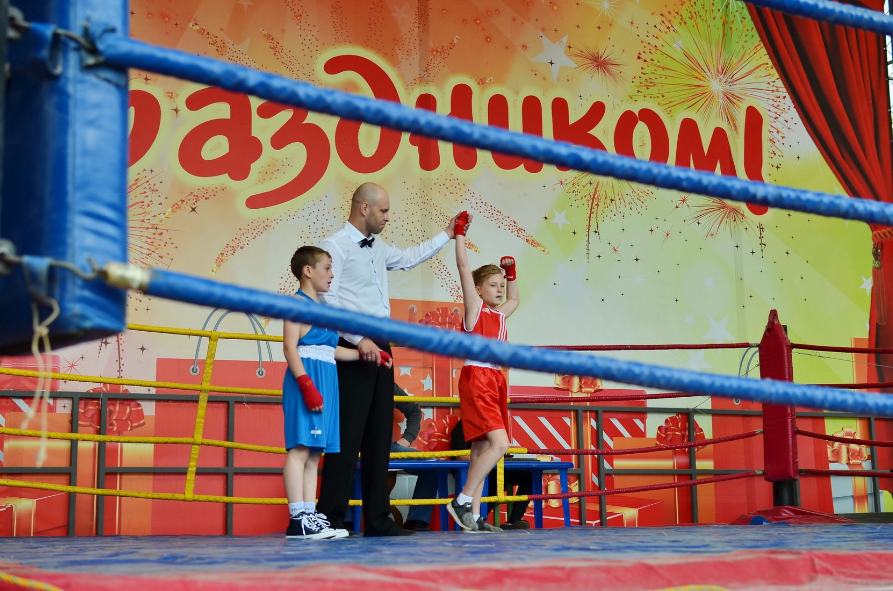 Спарринги начинающих боксеров прошли на большой сцене Петровского бульвара