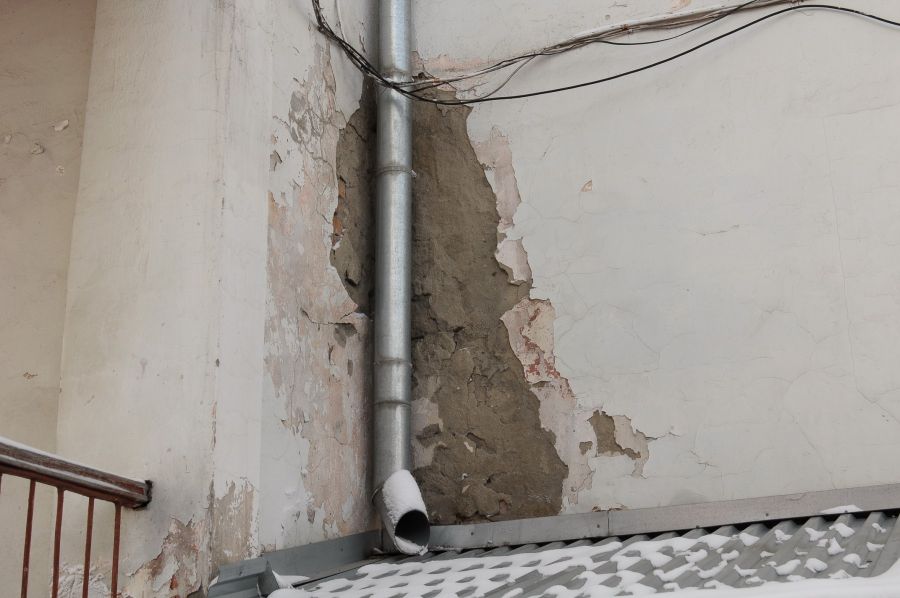 Муниципалитет хочет отодвинуть сроки ремонта в доме, где на ребенка упал потолок