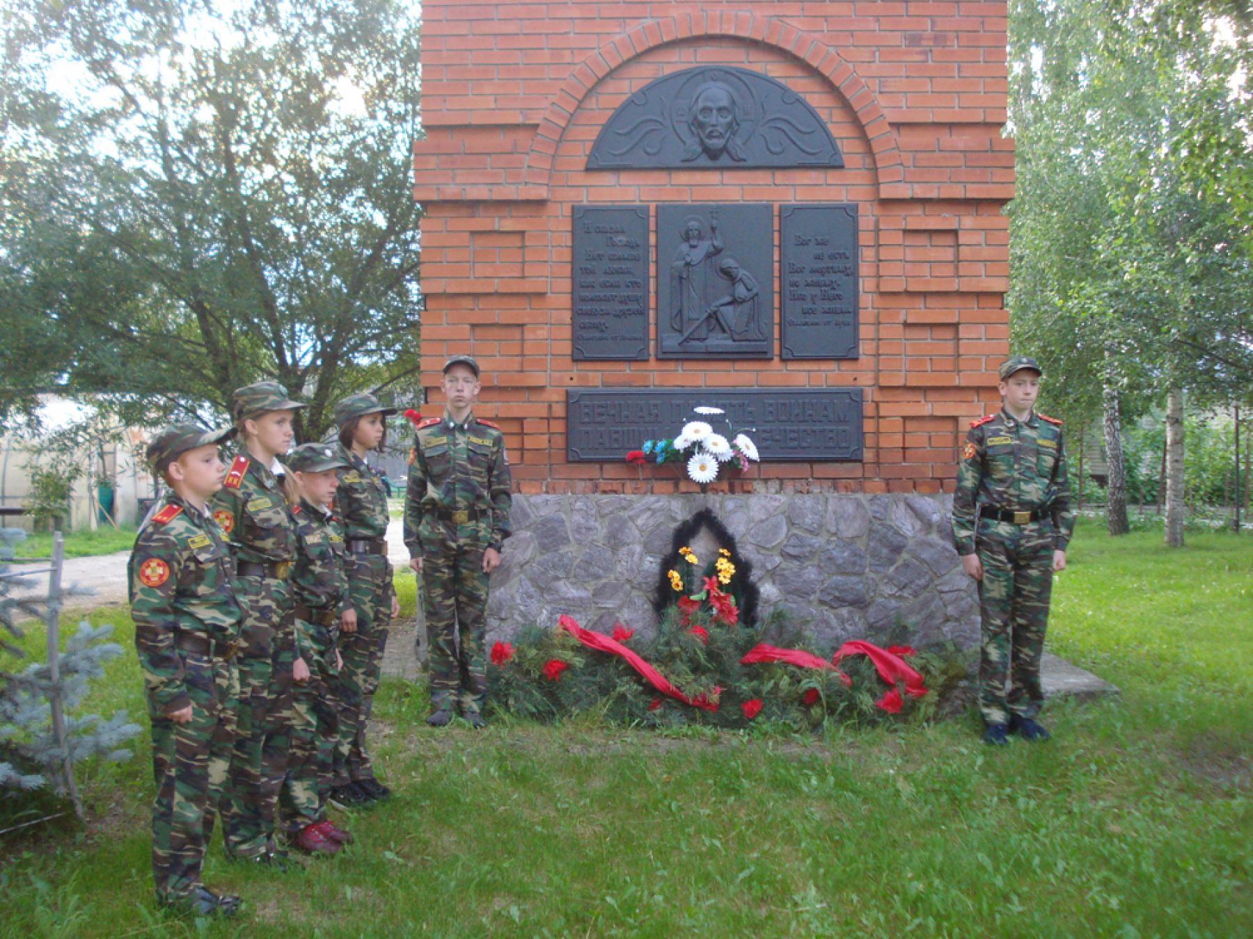 Капельки волшебства на детском празднике познают бийские кадеты в лагере