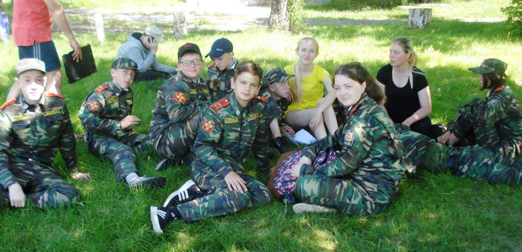 Капельки волшебства на детском празднике познают бийские кадеты в лагере