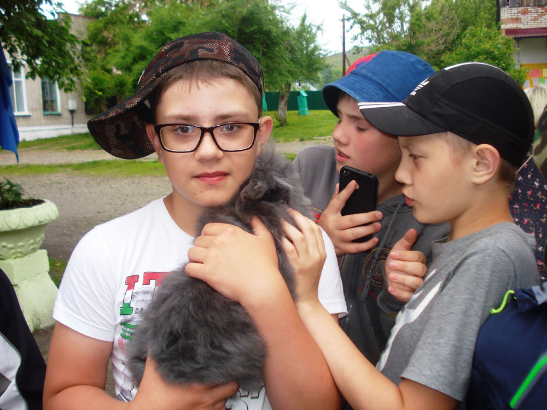 Капельки волшебства на детском празднике познают бийские кадеты в лагере