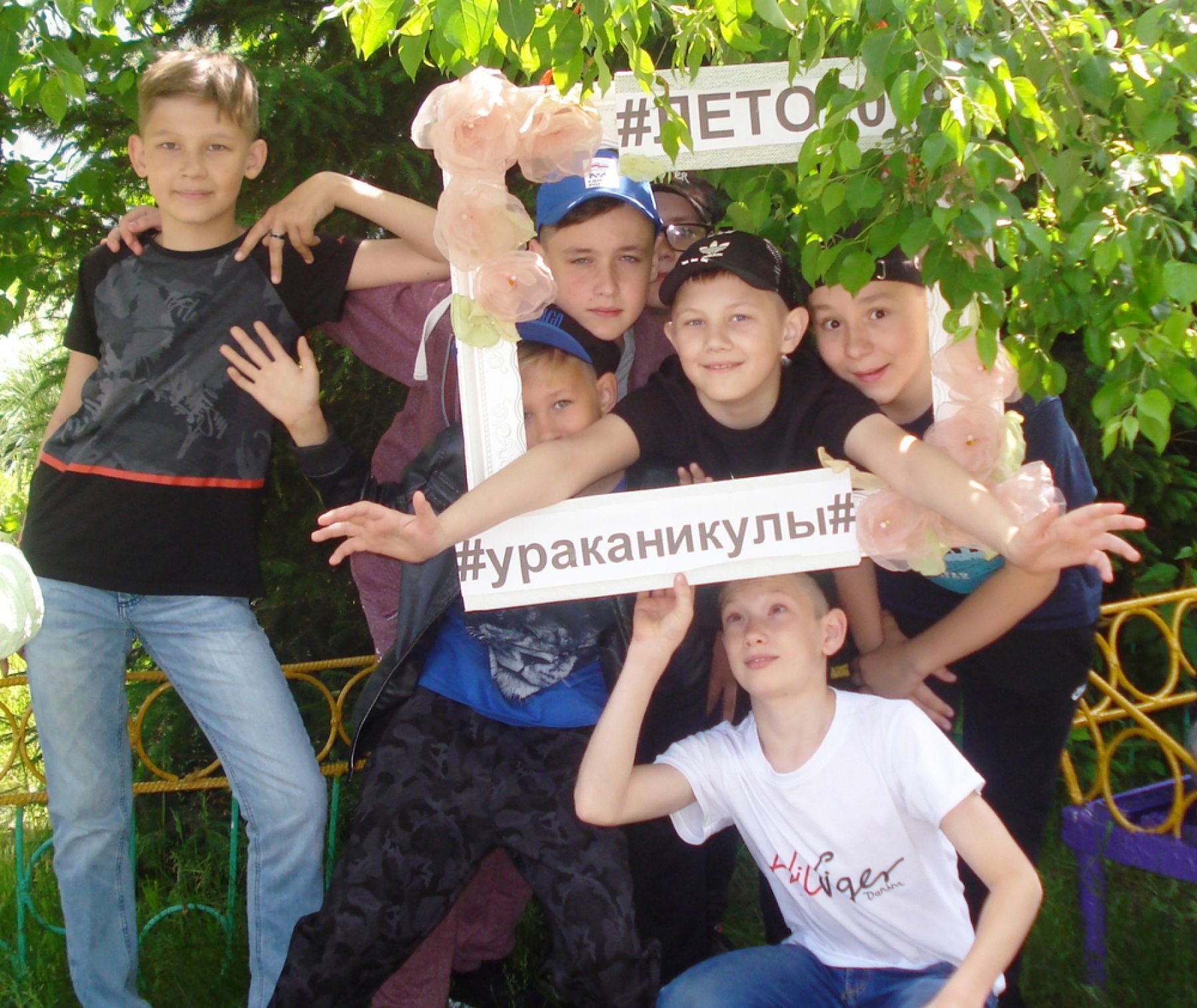 Капельки волшебства на детском празднике познают бийские кадеты в лагере