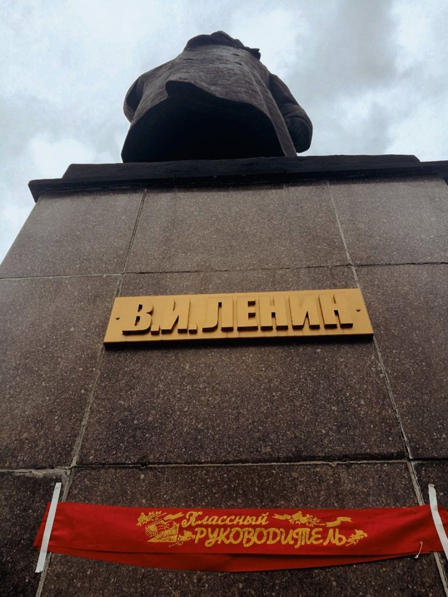 Неизвестный шутник в Бийске повесил ленту с выпускного на памятник Ленину  