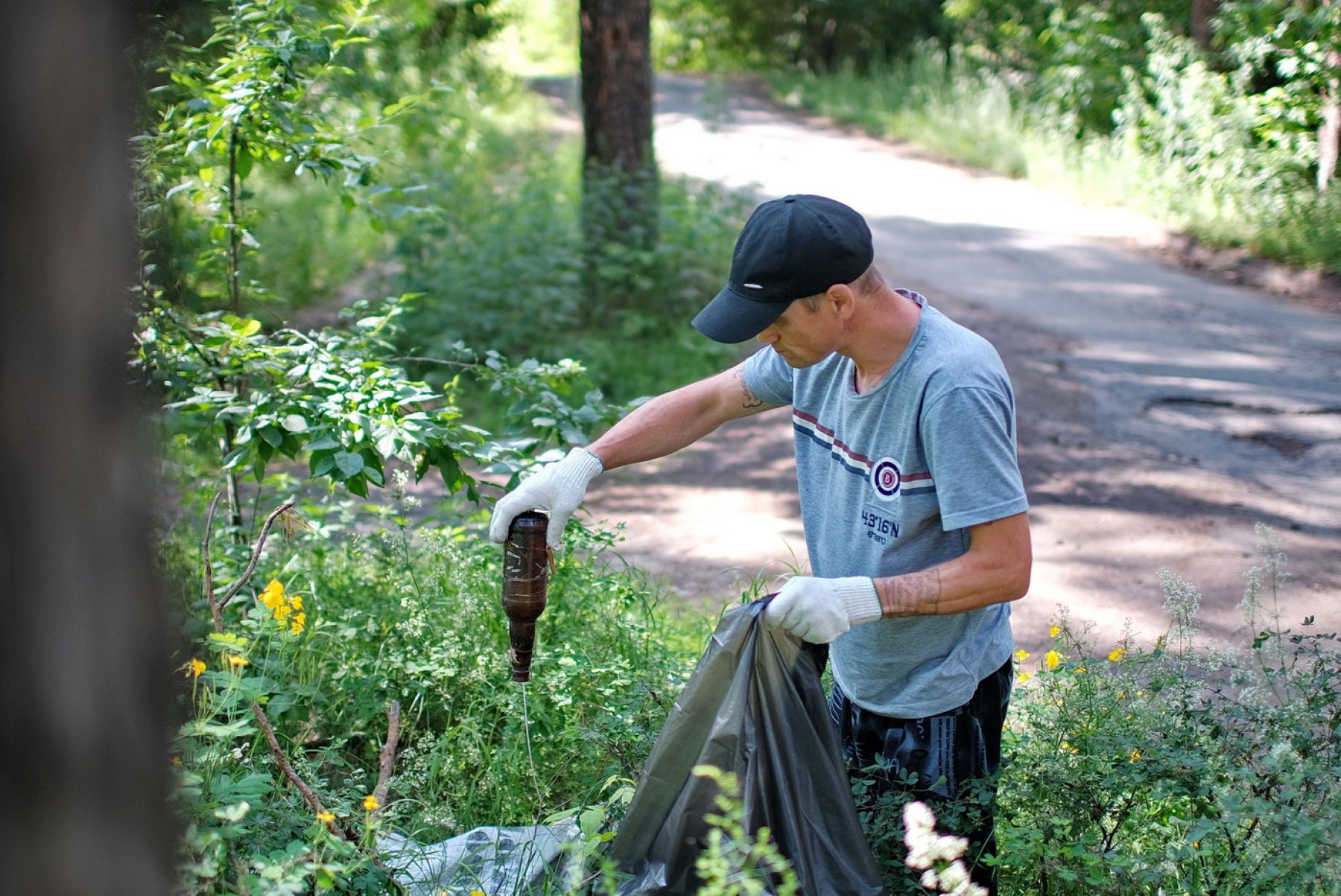 Неравнодушные бийчане убрали мусор в заречном лесу 