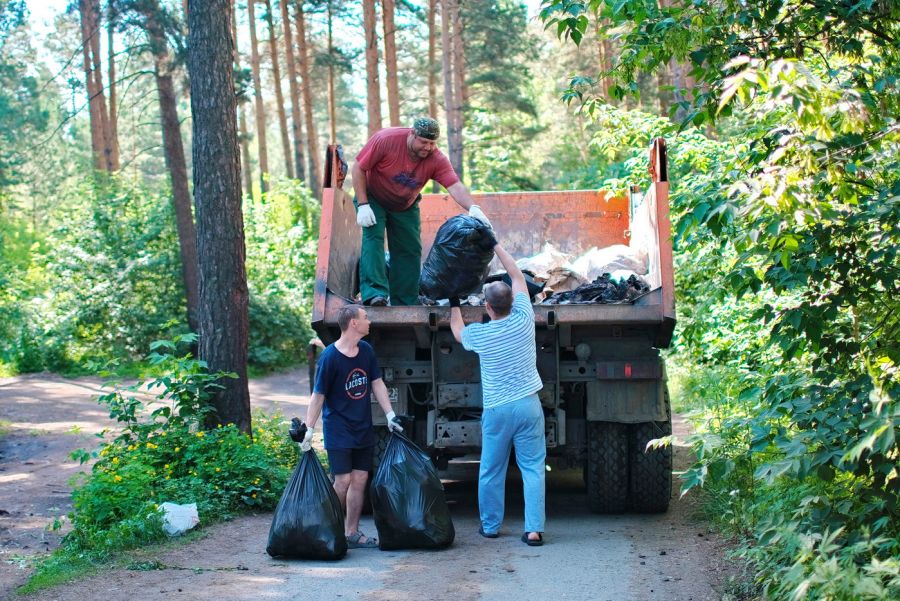 Неравнодушные бийчане убрали мусор в заречном лесу 