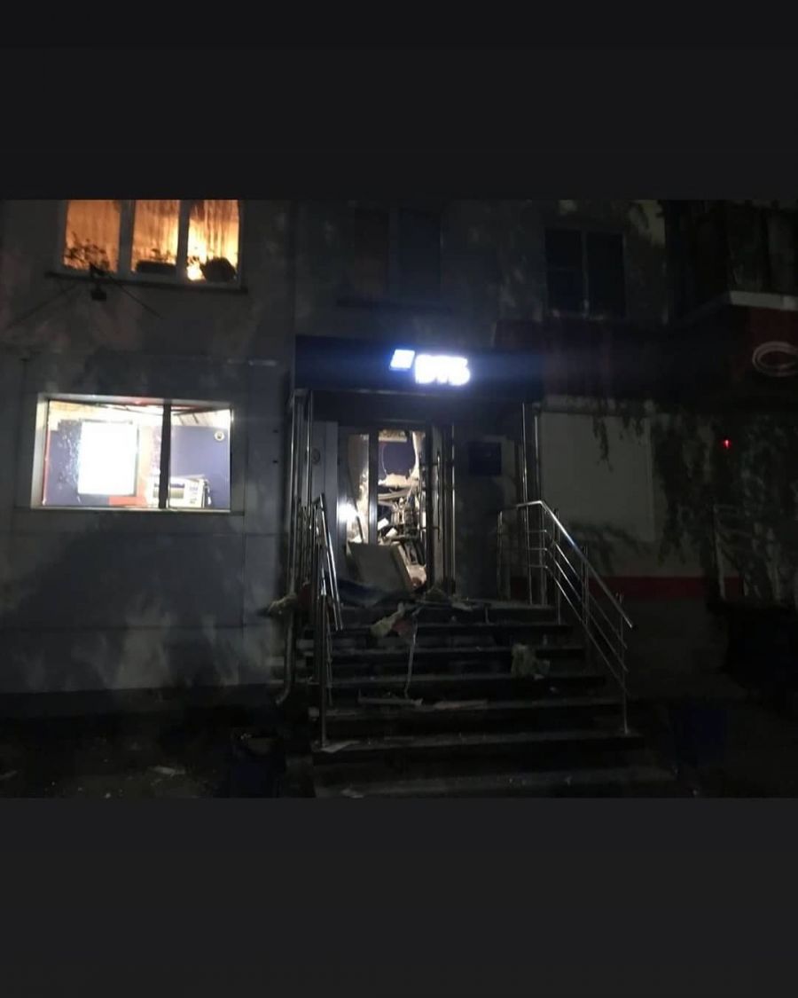 Неизвестные разгромили филиал одного из банков в Бийске (фото и видео)