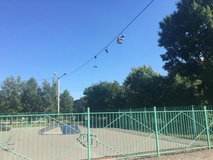 Зачем в Бийске развешивают кеды на проводах и что это значит
