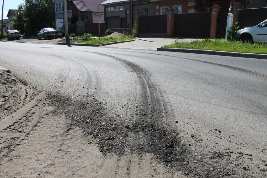 Движение строительной техники по улице Севастопольской в Бийске ограничили
