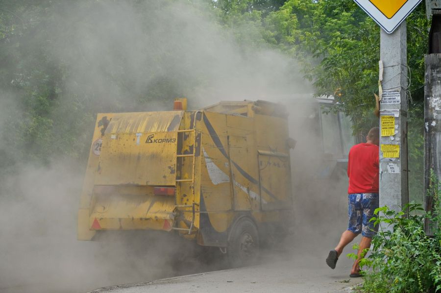 Пыль столбом: барнаульцы посмеялись над бийским способом уборки улиц 