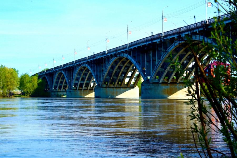 Гигант над Бией: история строительства коммунального моста в Бийске 